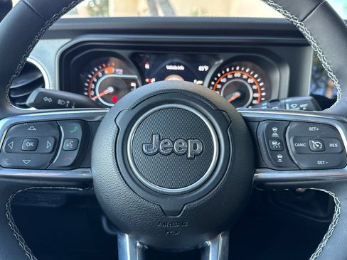Used 2025 Jeep Wrangler Unlimited Sahara AWD/4WD image 24