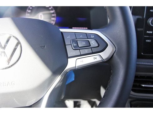 Certified 2025 Volkswagen Taos SE FWD image 18