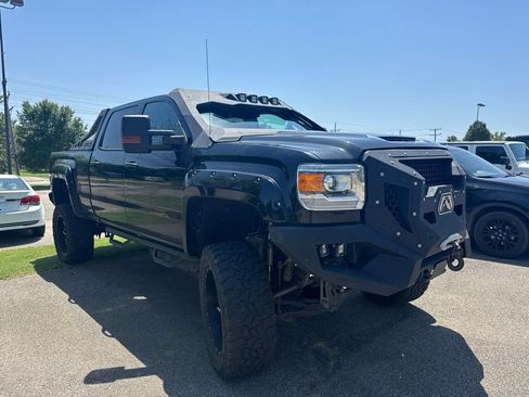 Used 2019 GMC Sierra 2500 Denali w/ Suspension Package, Off-Road AWD/4WD image 3