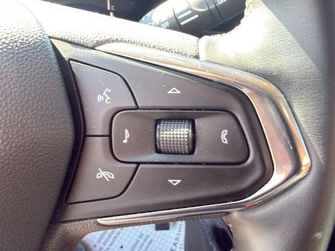 Used 2025 Chevrolet Trax LT w/ LT Convenience Package FWD image 19
