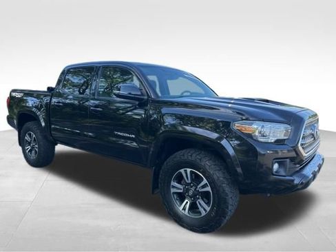 Used 2017 Toyota Tacoma TRD Sport AWD/4WD image 7