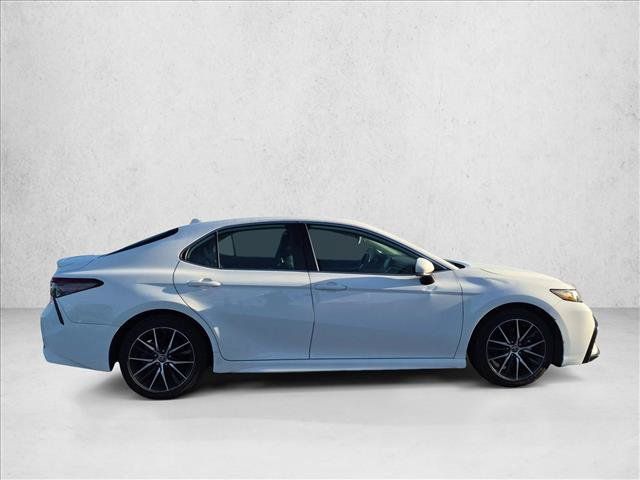 Used 2018 Toyota Camry LE FWD image 4