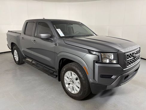 Used 2022 Nissan Frontier SV RWD image 2