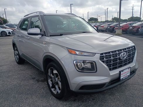 Used 2025 Hyundai Venue SEL FWD image 4