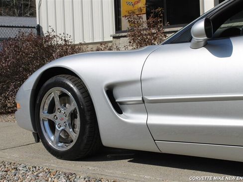 Used 2001 Chevrolet Corvette Coupe w/ Preferred Equipment Group2 RWD image 15