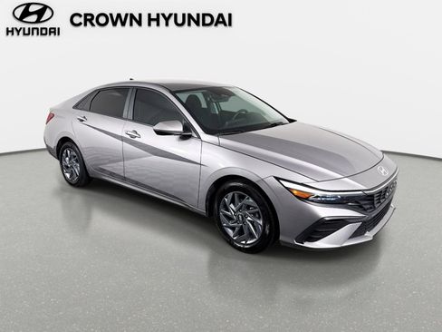 Certified 2024 Hyundai Elantra SEL image 3