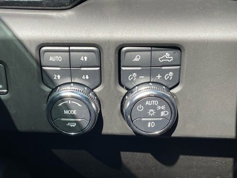 Used 2024 GMC Sierra 2500 AT4 image 14