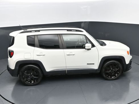 Used 2017 Jeep Renegade Altitude FWD image 32