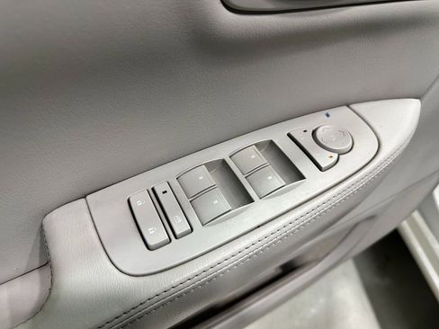 Used 2010 Cadillac DTS Luxury image 27