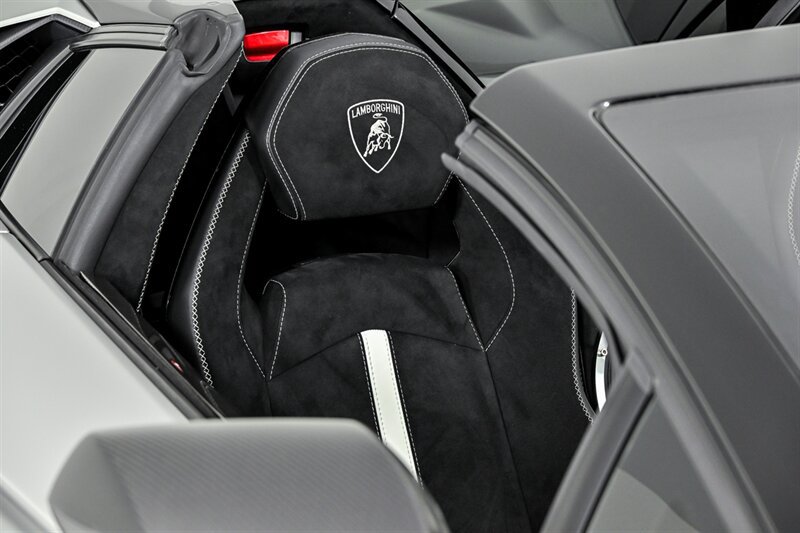 Used 2020 Lamborghini Aventador SVJ AWD/4WD image 9