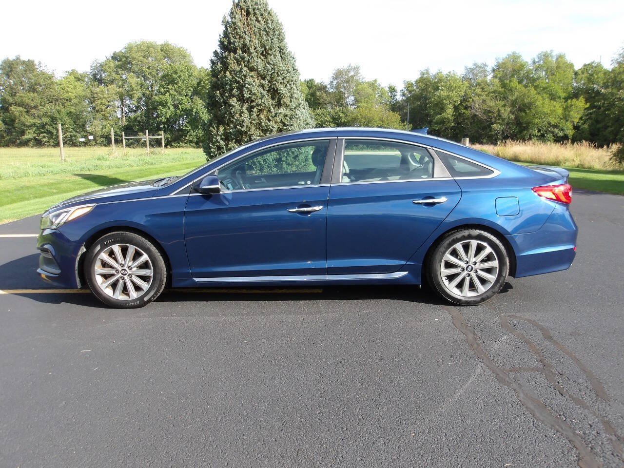 Used 2017 Hyundai Sonata Limited w/ Cargo Package FWD image 2