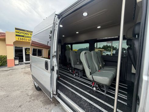 Used 2017 RAM ProMaster 2500 w/ Premium Appearance Group FWD image 4