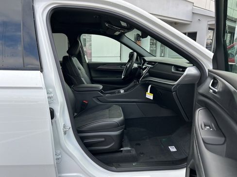 New 2025 Jeep Grand Cherokee Altitude image 8