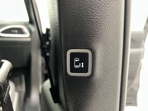 Used 2025 Chrysler Pacifica Select FWD image 33