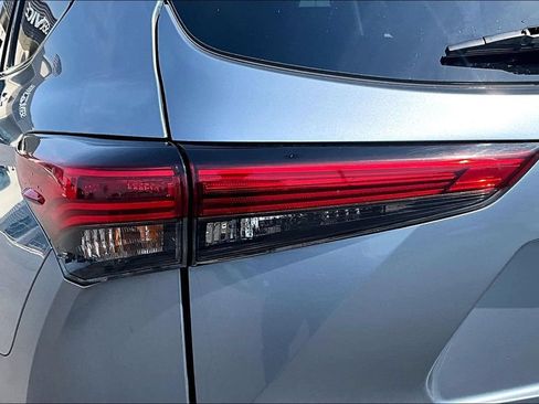 Used 2022 Toyota Highlander XLE AWD/4WD image 31