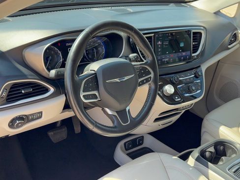 Used 2021 Chrysler Pacifica Touring-L FWD image 4