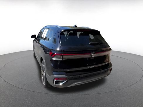 Used 2025 Volkswagen Taos SE image 10