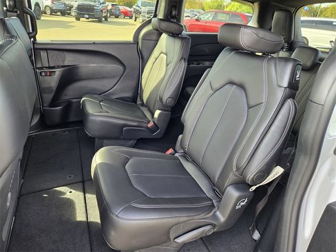 New 2026 Chrysler Pacifica Select image 4
