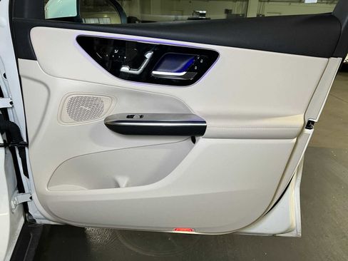 Used 2025 Mercedes-Benz GLC 300 4MATIC image 10