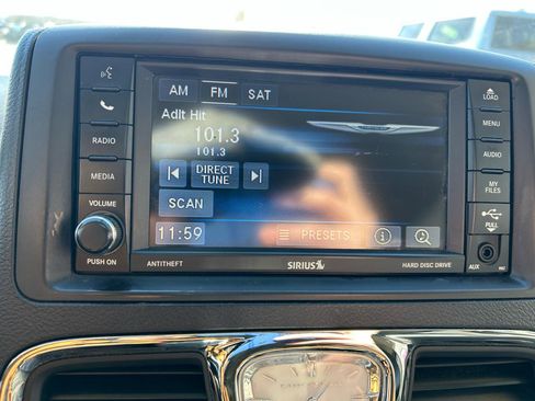 Used 2014 Chrysler Town & Country Touring-L w/ Driver Convenience Group image 22