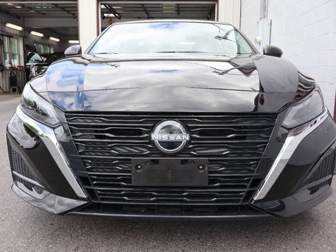 Used 2025 Nissan Altima 2.5 SV FWD image 2