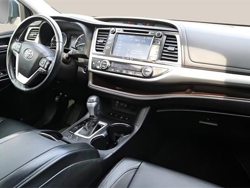 Used 2018 Toyota Highlander XLE image 21