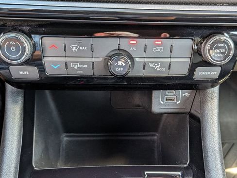 Used 2022 Jeep Compass Latitude FWD image 16