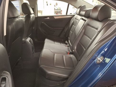 Used 2017 Volkswagen Jetta SE image 9