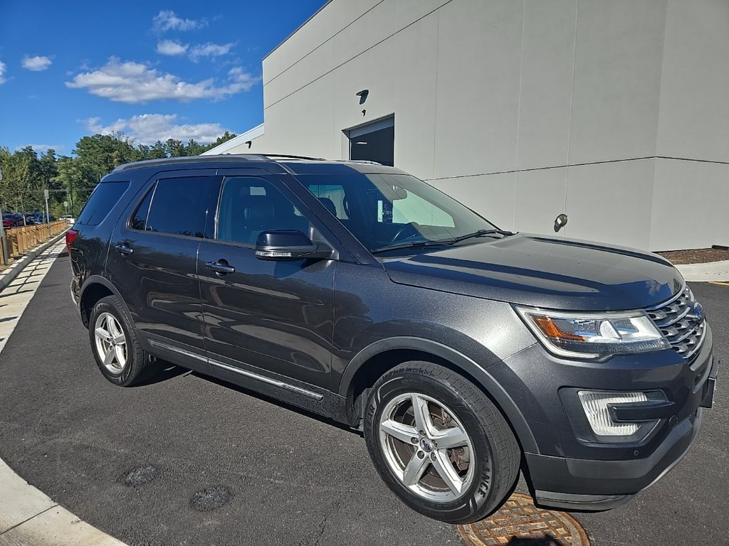Used 2016 Ford Explorer XLT w/ Equipment Group 202A AWD/4WD image 3