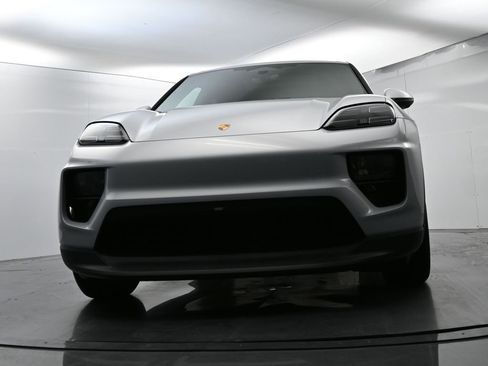 Certified 2025 Porsche Macan Electric image 56