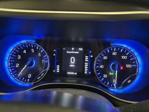 Used 2020 Chrysler Pacifica Touring-L FWD image 18