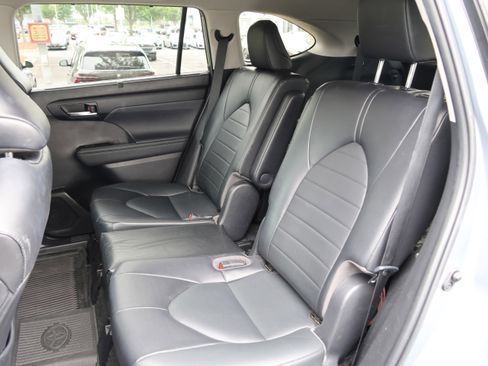 Used 2022 Toyota Highlander XLE FWD image 34