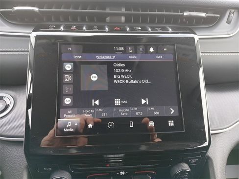 Used 2023 Jeep Grand Cherokee Laredo image 15