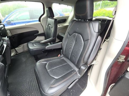 Used 2018 Chrysler Pacifica Touring-L Plus FWD image 12