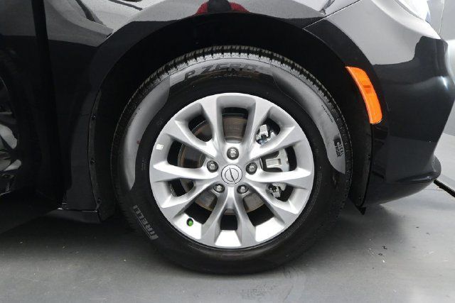 Used 2026 Chrysler Pacifica Limited FWD image 17
