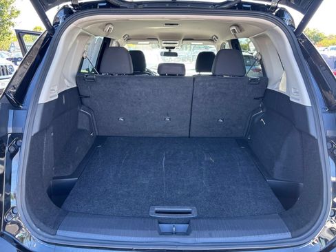 Used 2025 Nissan Rogue SV FWD image 33