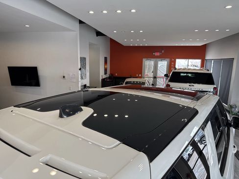 Used 2017 Land Rover Discovery HSE image 20