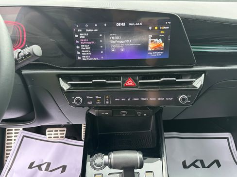 Used 2024 Kia Niro EX Touring FWD image 29