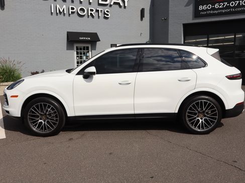 Used 2023 Porsche Cayenne w/ Premium Package AWD/4WD image 9