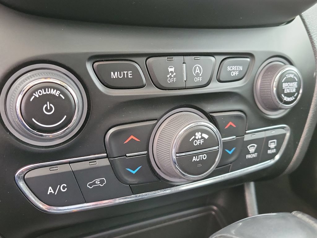 Used 2023 Jeep Cherokee Trailhawk w/ Sun & Sound Group AWD/4WD image 27
