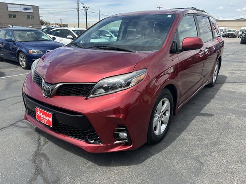 Used 2018 Toyota Sienna SE FWD image 3