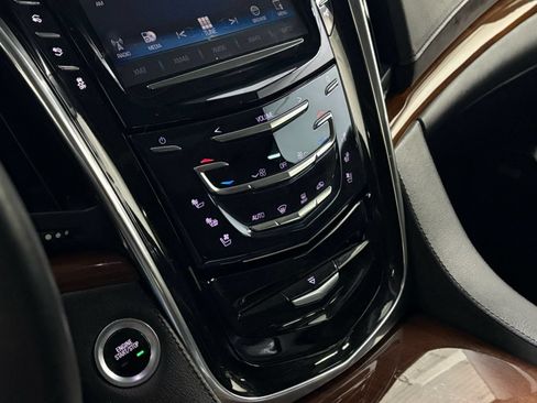 Used 2018 Cadillac Escalade Premium Luxury RWD image 22