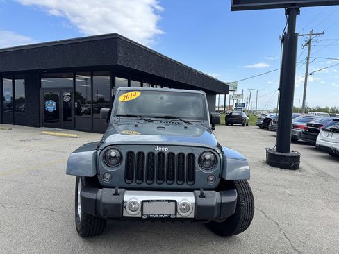 Used 2014 Jeep Wrangler Unlimited Sahara w/ Connectivity Group AWD/4WD image 2