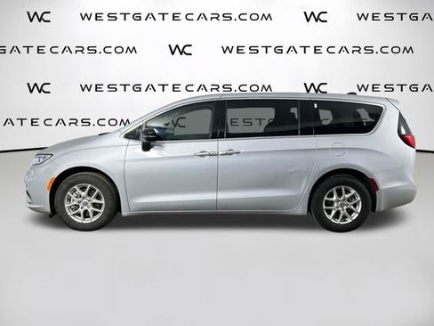 Used 2024 Chrysler Pacifica Touring-L FWD image 5