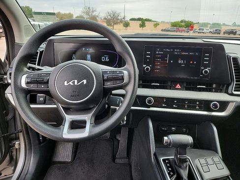 Used 2025 Kia Sportage LX FWD image 6