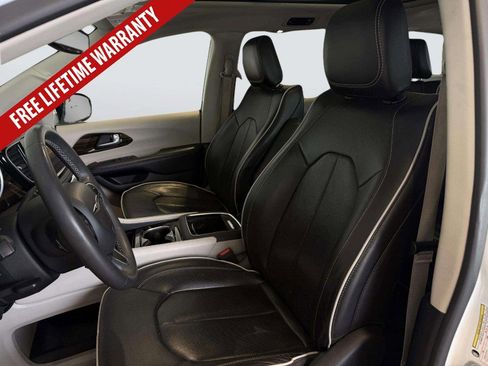 Used 2023 Chrysler Pacifica Limited FWD image 35