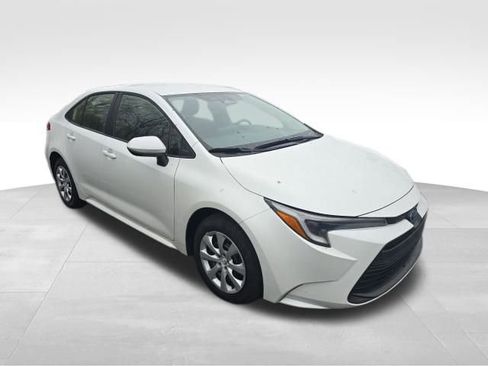 Used 2024 Toyota Corolla LE image 3
