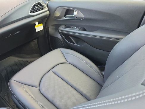 New 2026 Chrysler Pacifica Select image 22