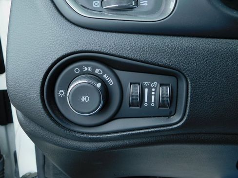 Used 2023 Jeep Renegade Latitude w/ Premium Group image 33