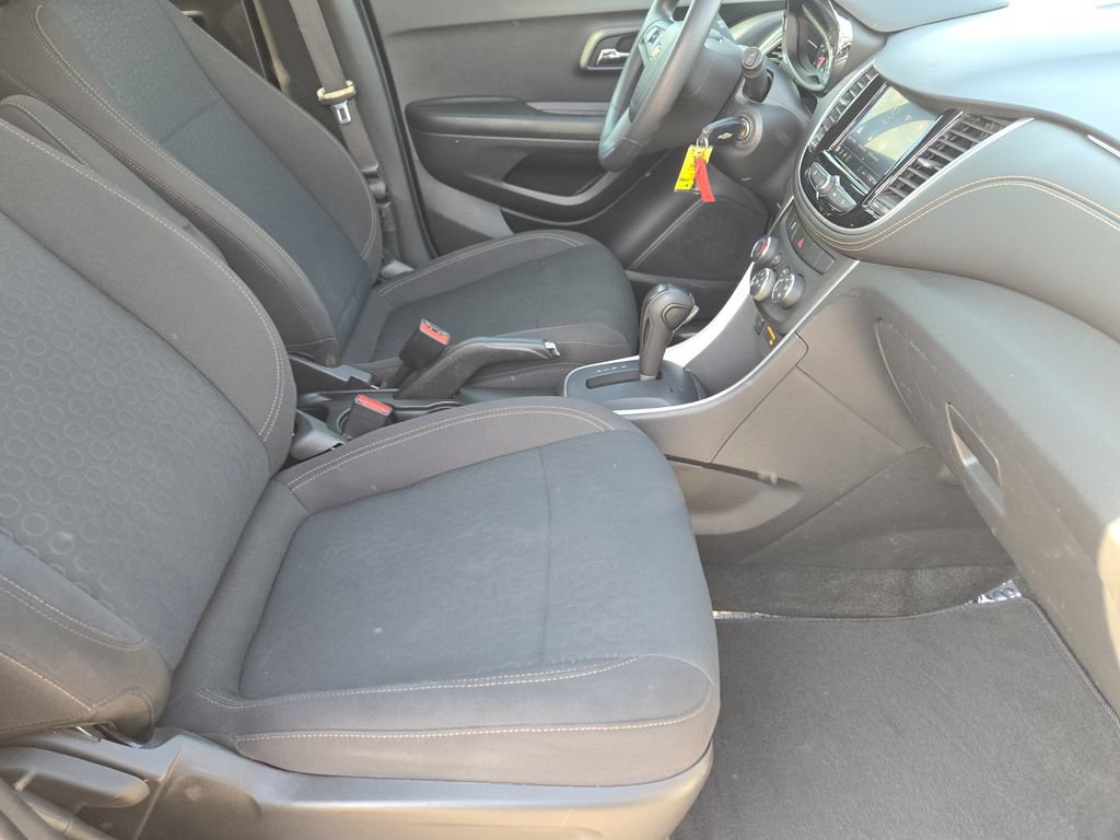 Used 2022 Chevrolet Trax LS w/ Tint and Cruise Package FWD image 9